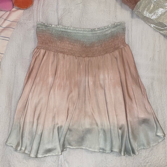 two toned silky skirt with shorts underneath. Very flowy and light material - Picture 1 of 4